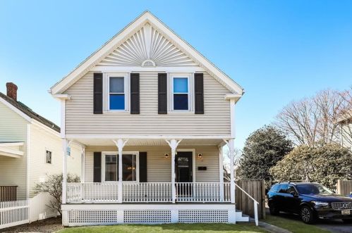 19 County St, Middletown, RI 02840-1801