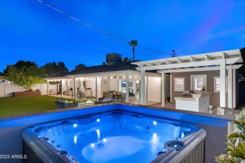 5201 34th St, Phoenix AZ  85018-1440 exterior