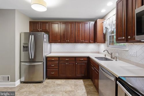 21 Featherbed Ct, Trenton NJ 08648-2004 exterior