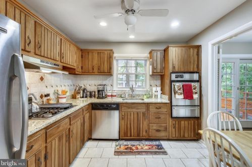 1902 Rampart Dr, Alexandria, VA 22308-1644