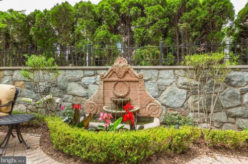 1460 Evans Farm Dr, Mc Lean VA  22101-5652 exterior