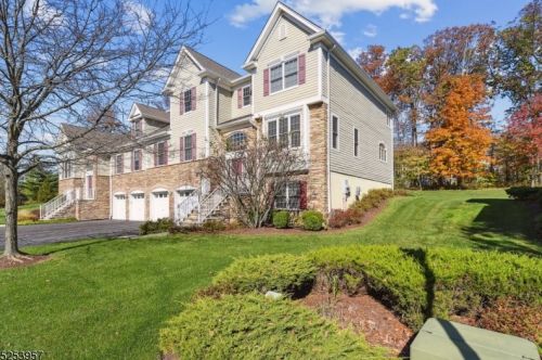 14 Whitbay Dr, Town Center NJ  07052-6603 exterior