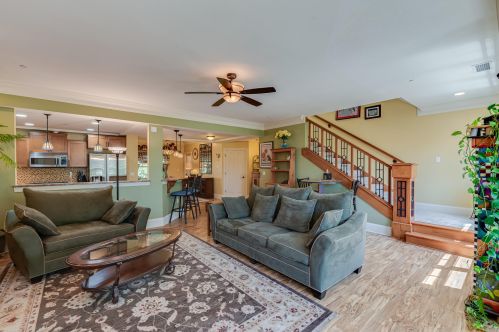 822 Hamilton St, Milwaukee, WI 53202-1556