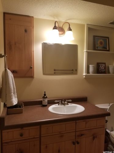 1451 Countrywood Ln, Taylorsville UT 84088-6530 exterior