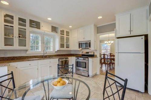 6405 Lk Dr, Milwaukee WI 53217-4229 exterior