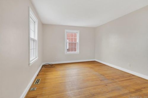 27 Essex St, Manchester CT 06040-4003 exterior