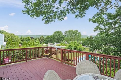 8 Seymour Ter, Hackettstown, NJ 07840-2516