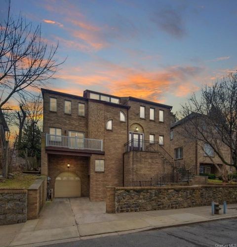 2655 Netherland Ave, Bronx NY 10463-4808 exterior