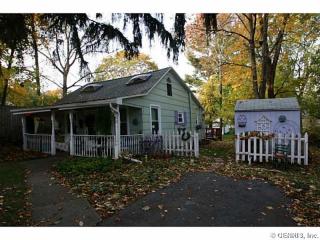 151 Montcalm Dr, Rochester, NY 14617-1731