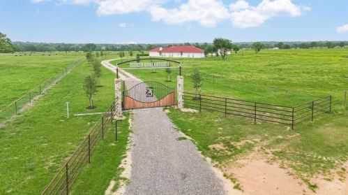 24600 Nine Bar Rd, Hempstead TX  77445-8074 exterior