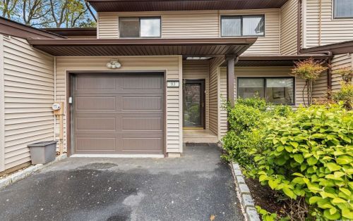 93 Northgate Cir, Huntington Station, NY 11747-3043