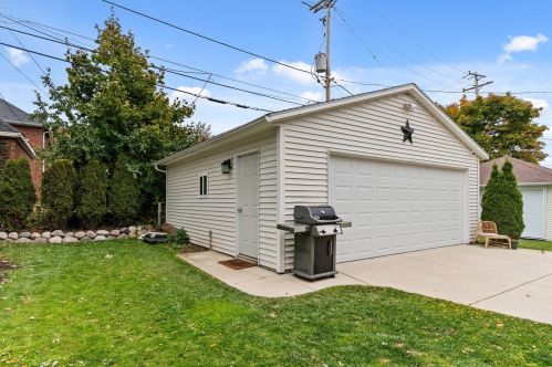 4020 Prospect Ave, Milwaukee WI 53211-2116 exterior