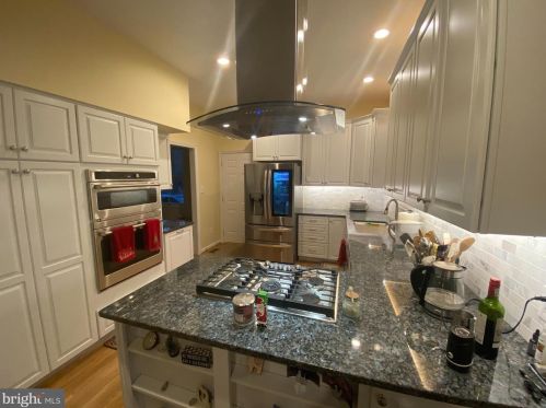 1002 Monroe St, Herndon VA 20170-3211 exterior