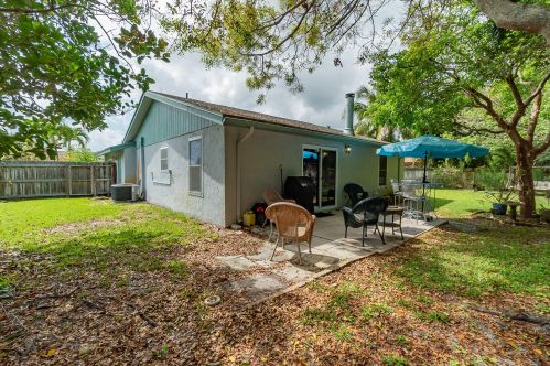 8204 Little Beth Dr, Boynton Beach FL 33472-1136 exterior