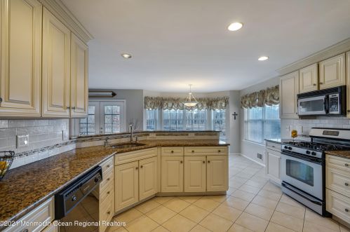 17 Cottonwood Dr, Jackson Twp NJ 08527-4940 exterior