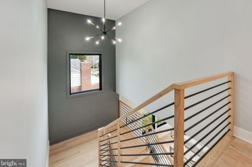 1422 Mayflower Dr, Mc Lean VA 22101-5615 exterior