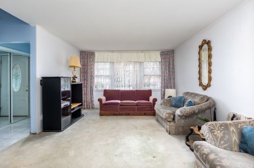 16 Barclay St, Huntington Station, NY 11746-2619