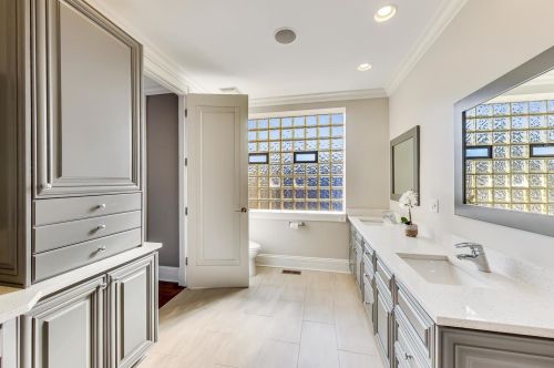 1542 Oakdale Ave, Chicago IL 60657-4024 exterior