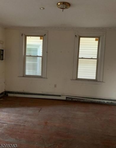 65 9th St, Newark, NJ 07107-2107