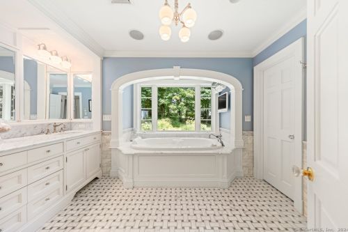 38 Pequot Trl, Westport CT 06880-2930 exterior