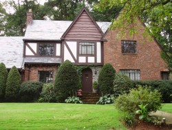 135 Gordon Rd, Newton, MA 02468-1226