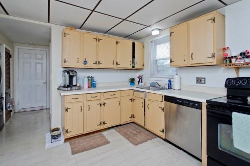 242 Grove St, Chicopee MA 01020-1820 exterior