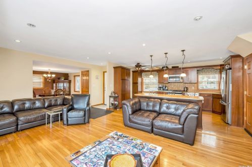 3 Lyons St, Huntington Station NY 11747-1000 exterior