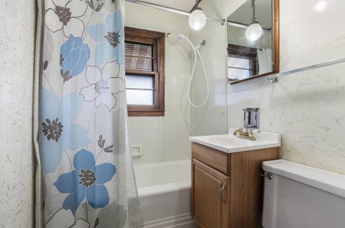 5356 49, Milwaukee WI 53208-1105 exterior