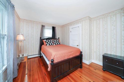 46 Glenwood St, Manchester CT  06040-6142 exterior