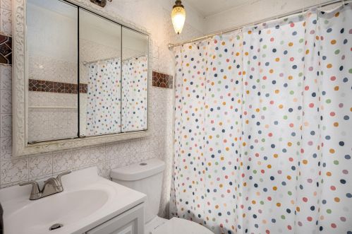 425 Fremont Pl, Milwaukee WI 53219-3066 exterior