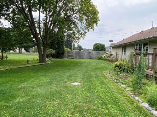 1941 Sharon Ln, Manitowoc WI 54220-1527 exterior