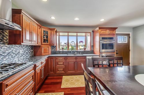 8236 Berwyn Ave, Chicago IL 60656-1455 exterior