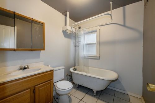 2102 Roscoe St, Chicago IL 60618-5819 exterior