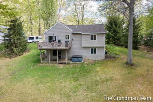 3032 Root Ct, Cedar Springs MI 49319-8153 exterior