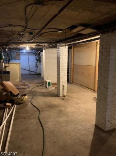 27 Kling St, Town Center NJ 07052-5510 exterior