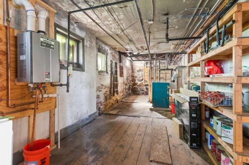 8 Gifford Ct, Salem MA 01970-2211 exterior