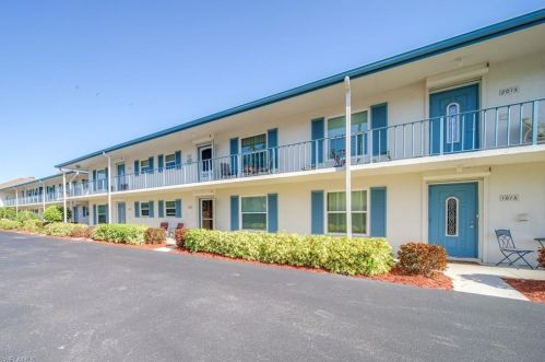 325 Charlemagne Blvd, Naples FL 34112-7067 exterior