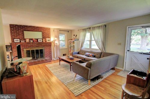 2703 Dawn Dr, Alexandria VA  22306-1621 exterior