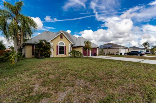 850 Del Rio Blvd, Fort Pierce, FL 34953-1979