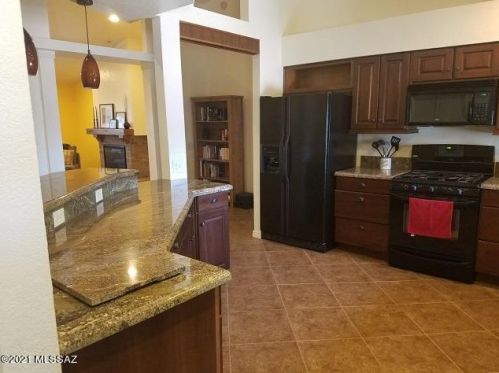 9495 Caldwell Dr, Tucson, AZ 85747-9186