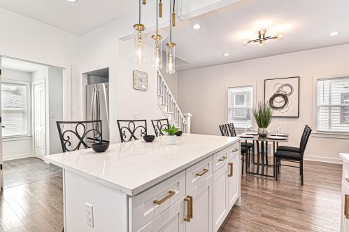 1325 Pryor Ave, Milwaukee WI  53207-1869 exterior