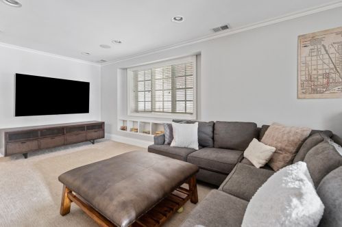 2111 Grace St, Chicago IL 60618-4901 exterior