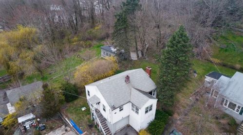 1 Ashwood Ter, Derby CT 06418-2101 exterior