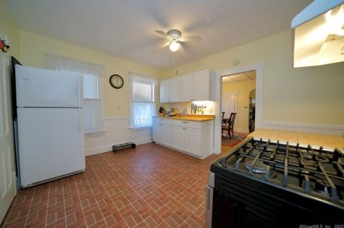 9 Fairview St, New Britain CT 06051-2707 exterior