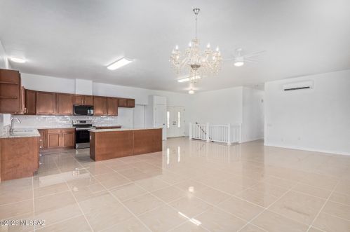 828 Cresta Loma Dr, Tucson AZ 85704-3706 exterior