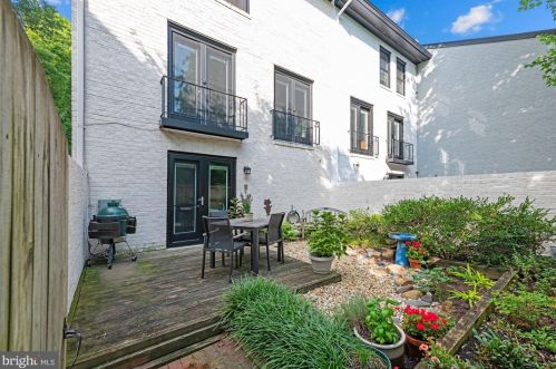 2041 Abingdon St, Arlington, VA 22207-2209