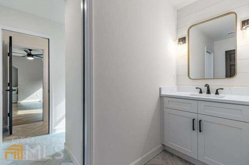 6160 Heards Creek Dr, Atlanta GA  30328-3635 exterior