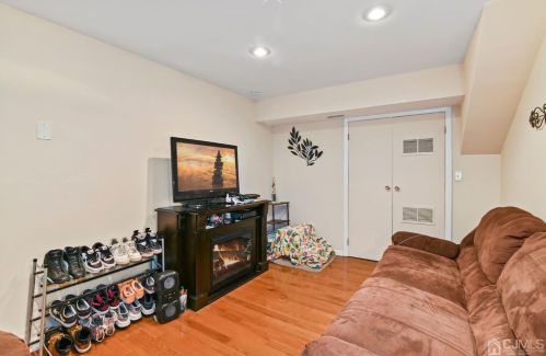 46 Woodfern St, Edison NJ 08820-1443 exterior