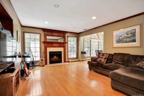 12 Belmar Ln, Commack NY 11725-1104 exterior