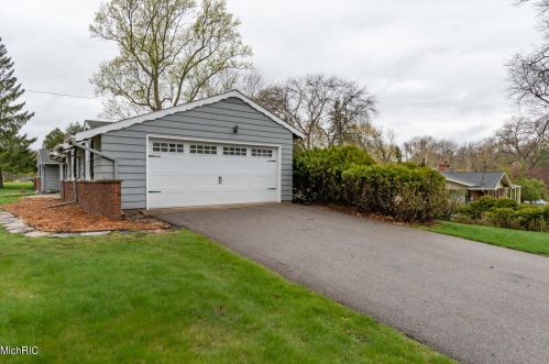 1802 Holiday Ln, Kalamazoo, MI 49024-5783